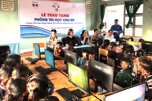 Trao 2 “Phòng tin học cho em” tại huyện Chư Pưh