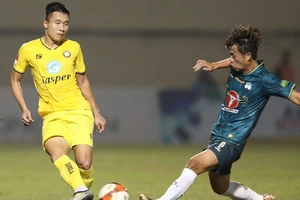 Thắng sốc chủ nhà Thanh Hóa, HLV Vũ Tiến Thành cùng HAGL thoát đáy bảng V-League