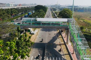 Ngắm cầu đi bộ nối tới ga metro số 1 sắp hoàn thiện