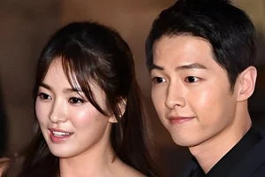 Màn chạm mặt của Song Hye Kyo - Song Joong Ki gây sốt