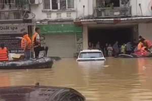 Video người dân Thái Nguyên bị cô lập giữa biển nước