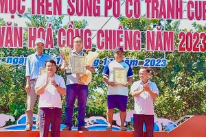 Hội đua thuyền độc mộc trên sông Pô Cô: Đội thi huyện Ia H’Drai giành cúp A Sanh 