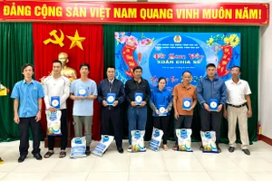 Công đoàn Viên chức tỉnh Gia Lai trao 30 suất quà Tết cho đoàn viên có hoàn cảnh khó khăn 