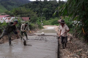 Người dân xã Đak Rong (huyện Kbang) làm đường giao thông nông thôn. Ảnh: Lê Nam