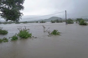 Nước lớn đổ về làm làm ngập 2 tràn qua thôn Plei Du (xã Chư Răng) và Mơ Năng 2 (xã Kim Tân) khiến 2 thôn bị chia cắt tạm thời