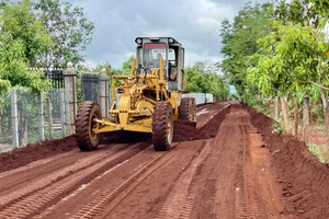 Đơn vị thi công đang triển khai làm đường giao thông nông thôn tại làng Prép. Ảnh: Lê Nam