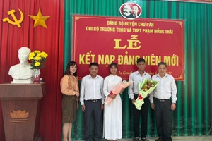 Chư Păh: Kết nạp 2 đảng viên là học sinh