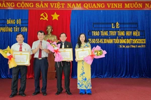 Pleiku: 126 đảng viên nhận Huy hiệu Đảng đợt 19-5-2023 