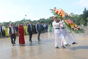 Đoàn đại biểu dự Đại hội đại biểu MTTQ Việt Nam tỉnh Gia Lai dâng hoa, báo công với Bác 