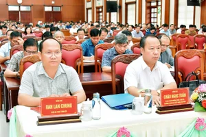 Cán bộ chủ chốt nghe thông báo kết quả Hội nghị Trung ương tám và học tập, quán triệt văn bản của Đảng 