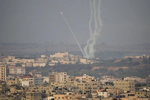 Trong 2 ngày, gần 600 quả rocket bắn từ dải Gaza vào Israel