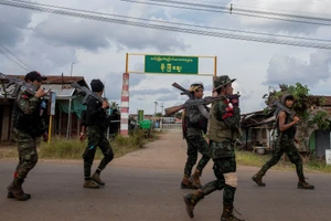 Binh sỹ Myanmar chạy qua biên giới trước giao tranh ác liệt 