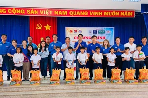 Cựu cán bộ Đoàn TP. Pleiku tặng hơn 100 suất quà cho học sinh Trường Tiểu học Anh hùng Núp