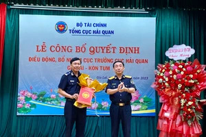 Ông Hoàng Việt Cường-Phó Tổng Cục trưởng Tổng Cục Hải quan trao Quyết định điều động, bổ nhiệm Cục trưởng Cục Hải quan Gia Lai-Kon Tum cho ông Nguyễn Văn Đông (bên trái). Ảnh Hà Duy