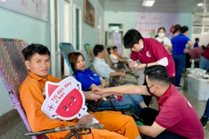 Có gần 200 cán bộ, công nhân và người lao động thuộc Công ty Điện lực Gia Lai tham gia hiến máu nhằm hưởng ứng chương trình “Tuần lễ hồng EVN lần thứ IX”. Ảnh: Hà Duy 