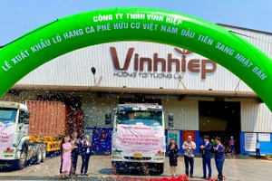 Công ty TNHH Vĩnh Hiệp và các khách mời thực hiện nghi thức Lễ xuất khẩu lô hàng cà phê organic Việt Nam đầu tiên sang thị trường Nhật Bản. Ảnh Hà Duy