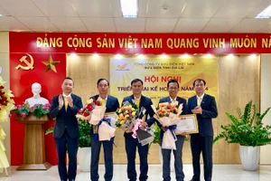 Hội đồng thành viên Tổng Công ty Bưu điện Việt Nam đã tặng giấy khen cho 3 tập thể có thành tích xuất sắc trong hoạt động sản xuất kinh doanh năm 2023. Ảnh Hà Duy