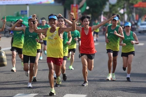 "Dị nhân Marathon" Nguyễn Văn Long: Tôi luôn đặt tính an toàn trên đường chạy lên hàng đầu