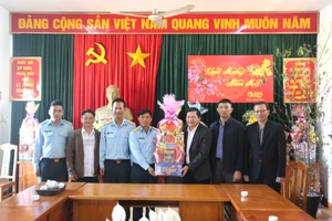 Phó Chủ tịch Thường trực HĐND tỉnh Trương Văn Đạt thăm, chúc Tết các đơn vị, cá nhân ở TP. Pleiku