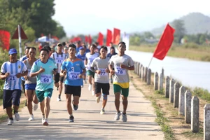 Rộn ràng giải chạy Marathon trên Di tích Plei Ơi