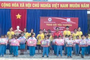 Ban tổ chức trao quà cho các em học sinh có hoàn cảnh khó khăn của Trường Tiểu học Chu Văn An. Ảnh: Vũ Chi