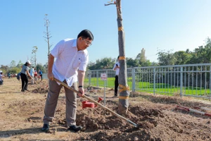 Chủ tịch UBND huyện Phú Thiện Trịnh Văn Sang tham gia Tết trồng cây trong ngày làm việc đầu tiên Ảnh Lê Tám