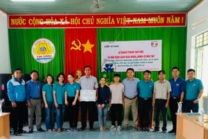 Lễ khánh thành thư viện và trao tặng sách giáo khoa, đồ dùng học tập được tổ chức tại Trường Tiểu học Kim Đồng (xã Ia Hdeh). Ảnh: Nguyễn Chi