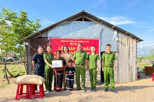 Hội Phụ nữ Công an huyện trao quà hỗ trợ em R’ô H’Yuly (thôn Plơi Apa Ama Lim, xã Chư Mố). Ảnh: Ngọc Lan