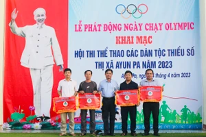 Ông Lại Quang Minh (đứng giữa, Giám đốc Trung tâm Văn hóa-Thông tin và Thể thao thị xã) trao giải toàn đoàn cho các đơn vị tham gia hội thi. Ảnh: Vũ Chi