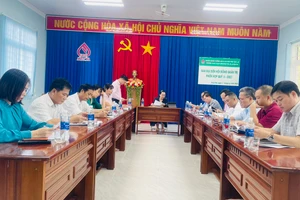 Lãnh đạo Phòng Giao dịch Ngân hàng Chính sách xã hội thị xã báo cáo kết quả 9 tháng đầu năm. Ảnh: Vũ Chi