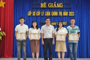 4 học viên được biểu dương khen thưởng tại lễ bế giảng lớp sơ cấp lý luận chính trị năm 2023 huyện Ia Pa. Ảnh: Huỳnh Thúy