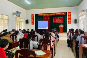 Quang cảnh “Hội nghị tập huấn kiến thức sản xuất, kinh doanh nông sản thực phẩm chất lượng, an toàn năm 2024” tại trụ sở Hội Nông dân huyện Chư Prông, tỉnh Gia Lai. *Ảnh: Hoàng Minh