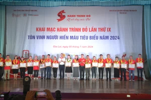  Lãnh đạo Ban Tổ chức Chương trình Hành trình Đỏ Trung ương năm 2024 và lãnh đạo Ban Chỉ đạo vận động HMTN tỉnh Gia Lai tặng giấy khen cho các tập thể, cá nhân đã có thành tích xuất sắc trong phong trào HMTN năm 2023-2024. * Ảnh: Hoàng Cư