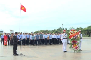 Đoàn công tác Học viện Quốc phòng dâng hương, dâng hoa Chủ tịch Hồ Chí Minh tại Quảng trường Đại Đoàn Kết