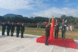 Trung đoàn 1 (Sư đoàn 2) đón nhận Huân chương Bảo vệ Tổ quốc hạng Nhì