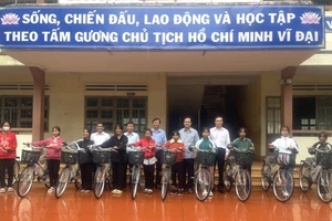 Trưởng ban Nội chính Tỉnh ủy tặng 20 xe đạp cho học sinh có hoàn cảnh khó khăn ở Chư Pưh