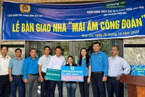 BIDV Chi nhánh Phố Núi trao tặng nhà "Mái ấm công đoàn"