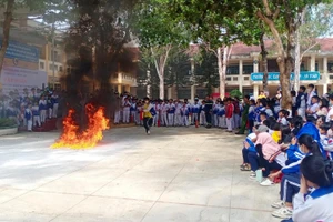 Tập huấn phòng cháy chữa cháy, phòng-chống tai nạn thương tích, đuối nước cho học sinh phường Hoa Lư