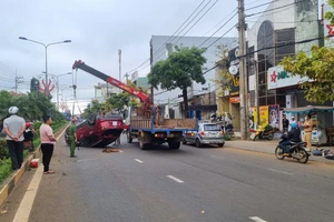 Pleiku: Xe ô tô tông dải phân cách, lật ngửa trên đường Phạm Văn Đồng