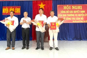 Kông Chro trao quyết định điều động, luân chuyển 6 cán bộ