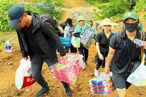 Lan tỏa trên mạng xã hội: Nhóm bạn trẻ 'cõng' nụ cười lên Nam Trà My 