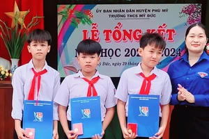 Tặng huy hiệu 'Tuổi trẻ dũng cảm' cho 3 học sinh cứu người khỏi đuối nước