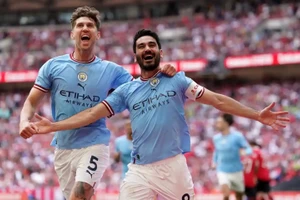 Gundogan lập siêu phẩm, Man City giành Cup FA