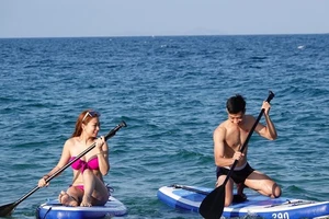 Chèo SUP ngắm cảnh cực 'chill' trên biển Nha Trang