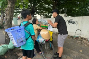 Chàng trai lượm ve chai để... tặng