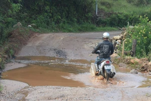 Kon Tum: Nhiều tuyến đường huyết mạch xuống cấp