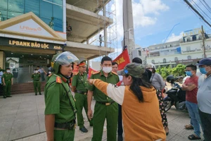 Nhân viên ngân hàng chiếm đoạt tiền vay, 18 khách hàng gánh nợ