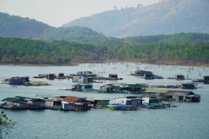 Ngư phủ hồ Sê San làm du lịch 