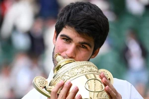 Alcaraz vô địch Wimbledon 2023 sau 4 giờ 46 phút đấu Djokovic