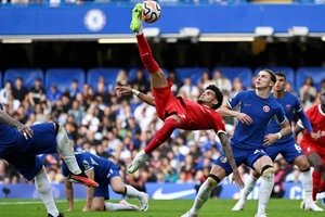 Chia điểm đại chiến, Chelsea và Liverpool phiền muộn vì... VAR